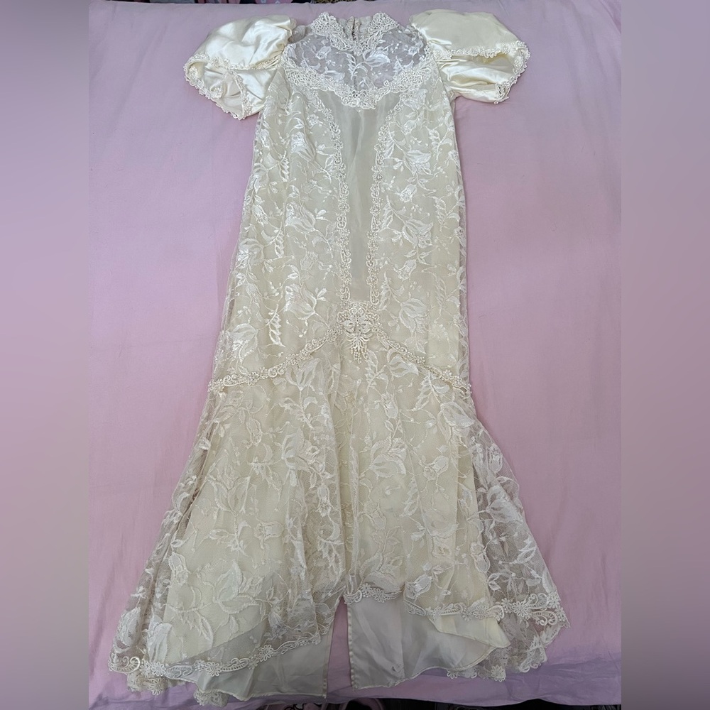 Vintage Cream Lace Puff Sleeve Beaded Wedding Dress
